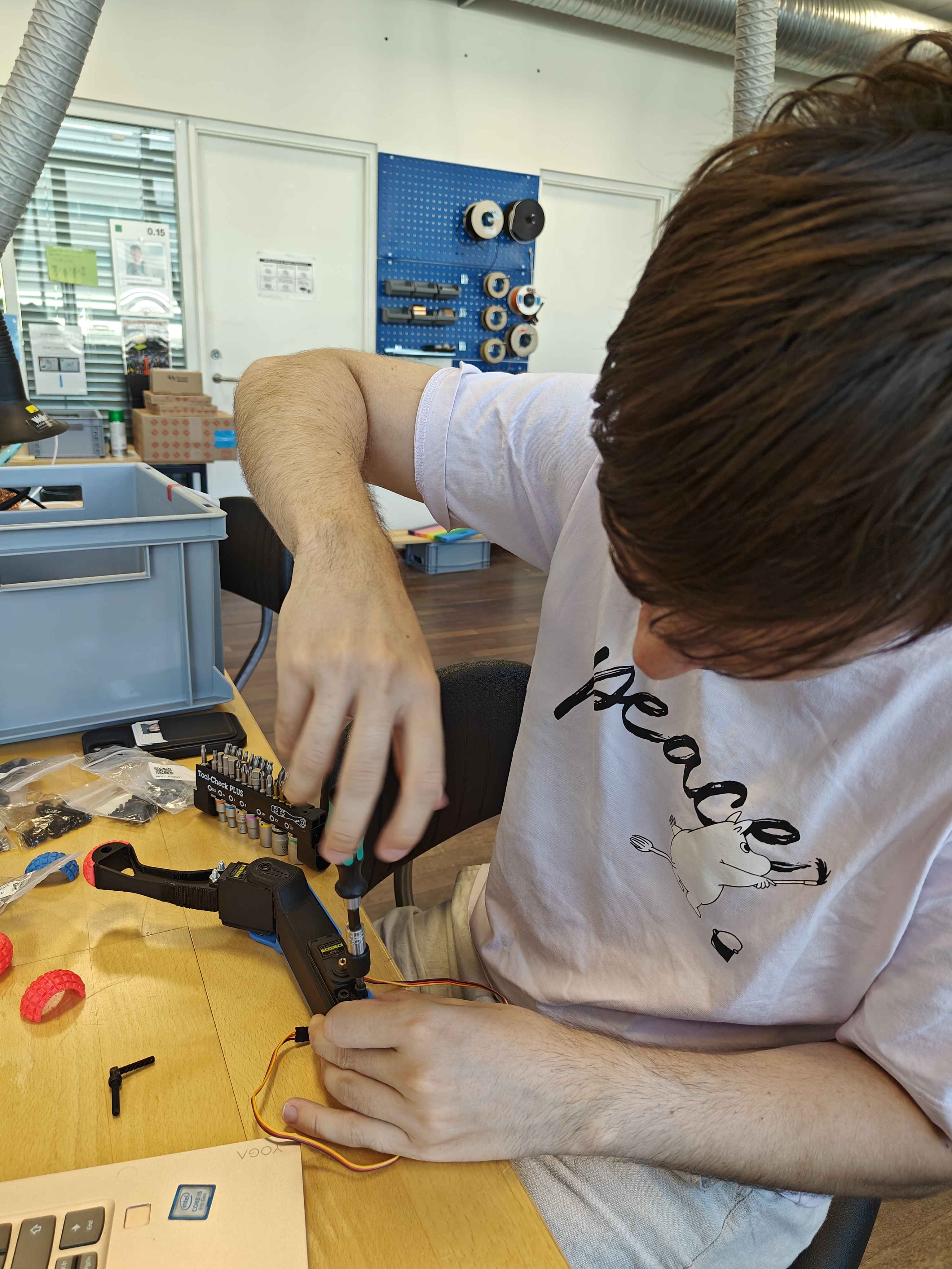 Assembling the leg